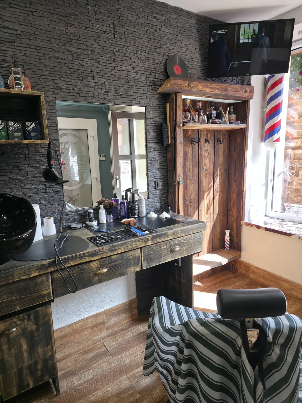 Holičské pracovisko so zrkadlom a denným svetlom v Barber Shop MF Kežmarok