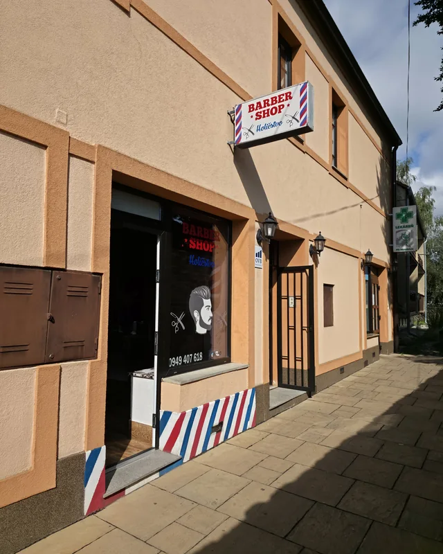 Vchod do Barber Shop MF na Hviezdoslavovej — výklad s tabuľou Holičstvo MF v centre Kežmarku