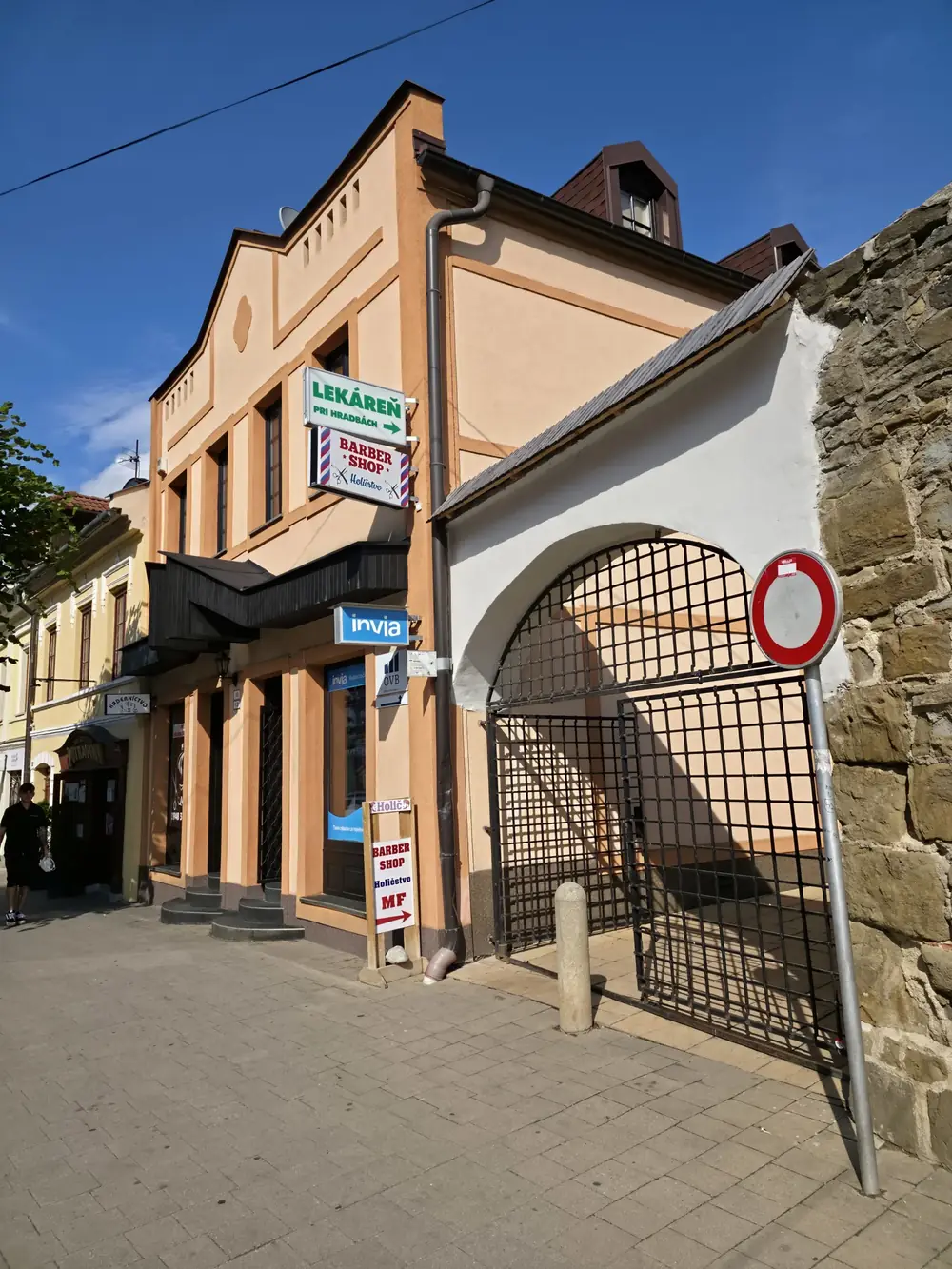 Prevádzka Barber Shop MF na Hviezdoslavovej v Kežmarku — hľadajte tabuľu Holičstvo MF